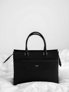 women purse pure leather Laura Chouette CtOA9wbFAdQ Unsplash 225x300